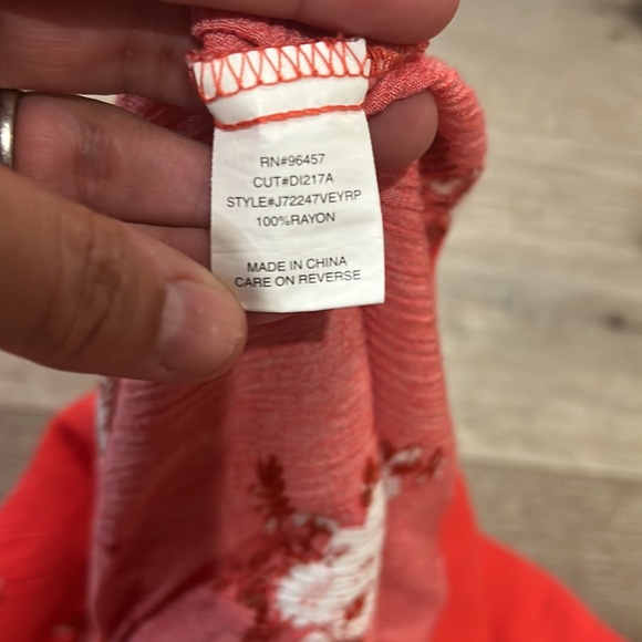 Red floral top - Picture 4 of 4